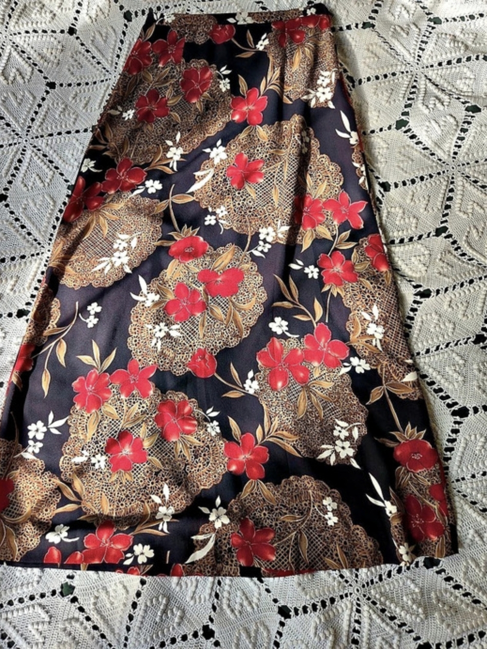 Y2k/2000s Vintage Kathie Lee Floral Maxi Skirt in Black & Red
